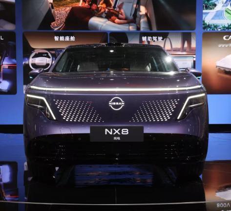 这款日产NX8的外观还是比较时尚的，车头有着大量的光源设计，车顶也是有激光雷达的