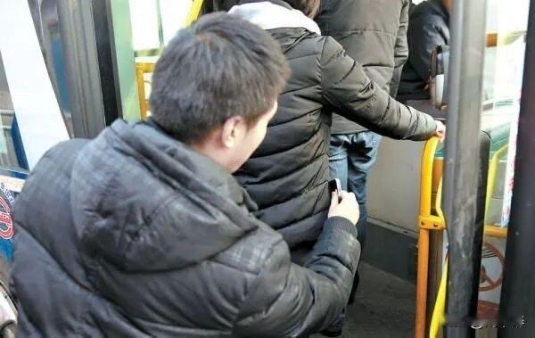 公交车上再也不见小偷的身影了，大街上也见不到新疆人卖刀了，医院里“黄牛”也不比从