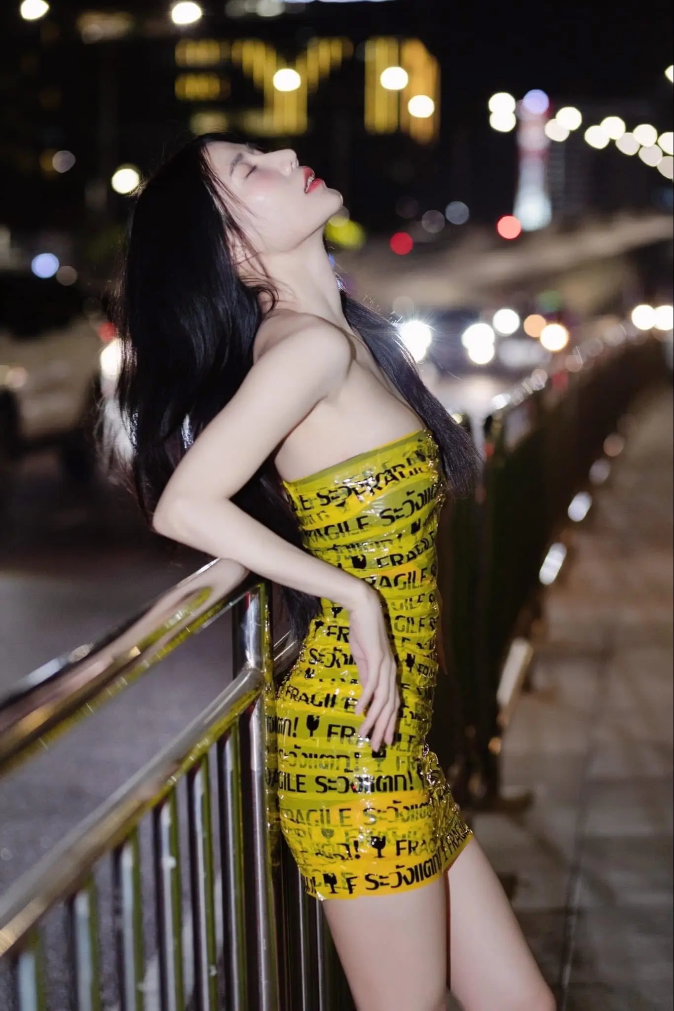 指尖划过操作台迸发蓝色电弧 高鞋跟碾碎