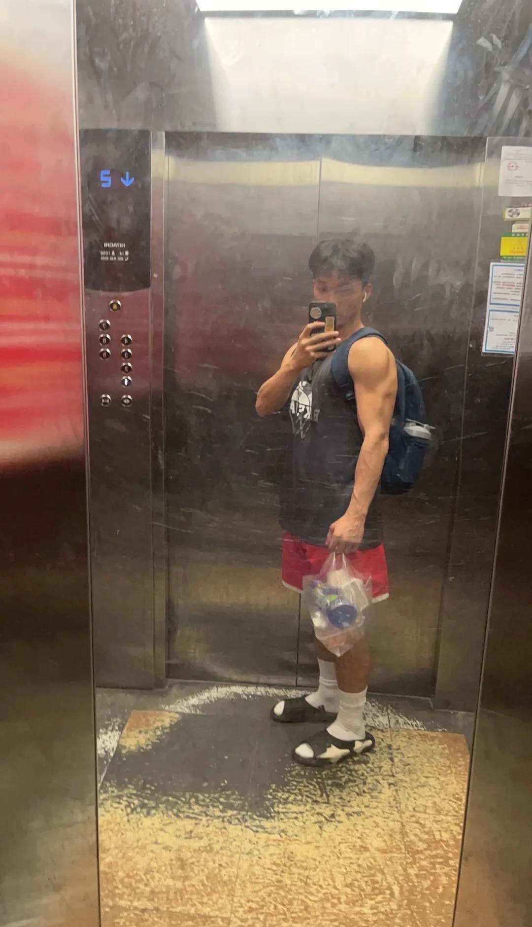 下楼丢垃圾
腼腆大男孩 体育生