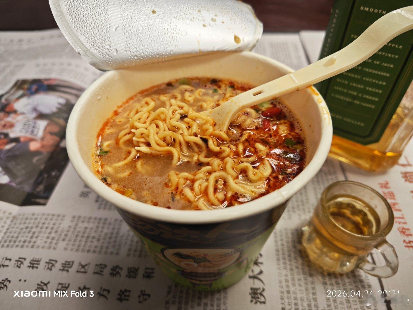 今天是被快递电动车撞倒两个月的日子，吃个方便面庆祝一下。伤口都长好了，但用手指按