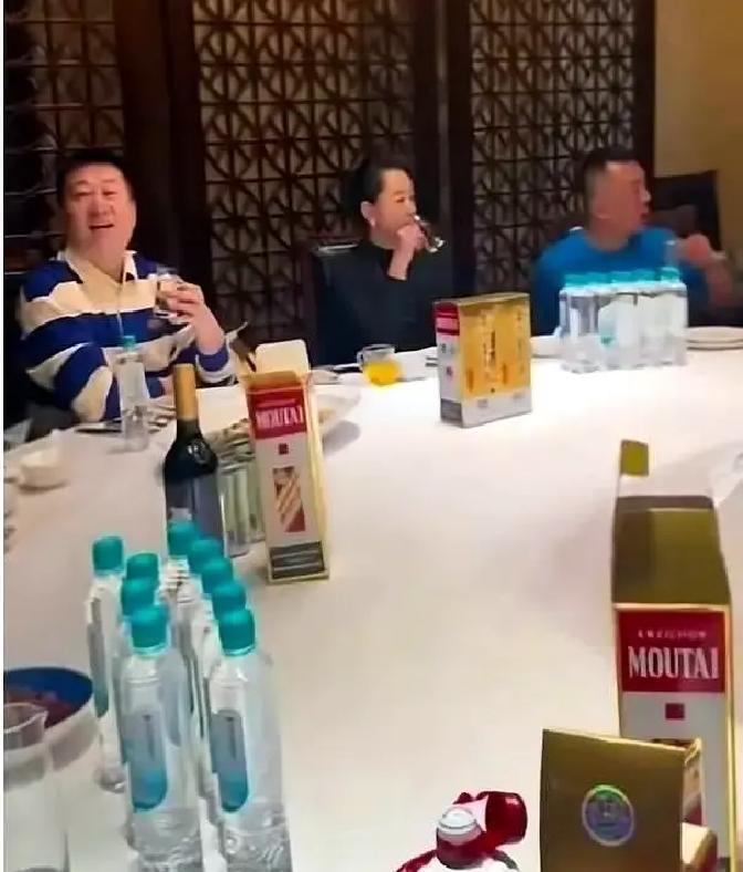 节目单就是他的劳动合同。
 
别的角儿盯着掌声，张鹤伦盯着流程表上的分钟格。导演