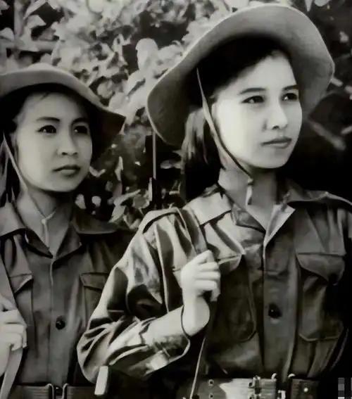 1979年，黄干宗被两个越南女兵抓走，他已经做好赴死的准备，谁知她们却说：“我们