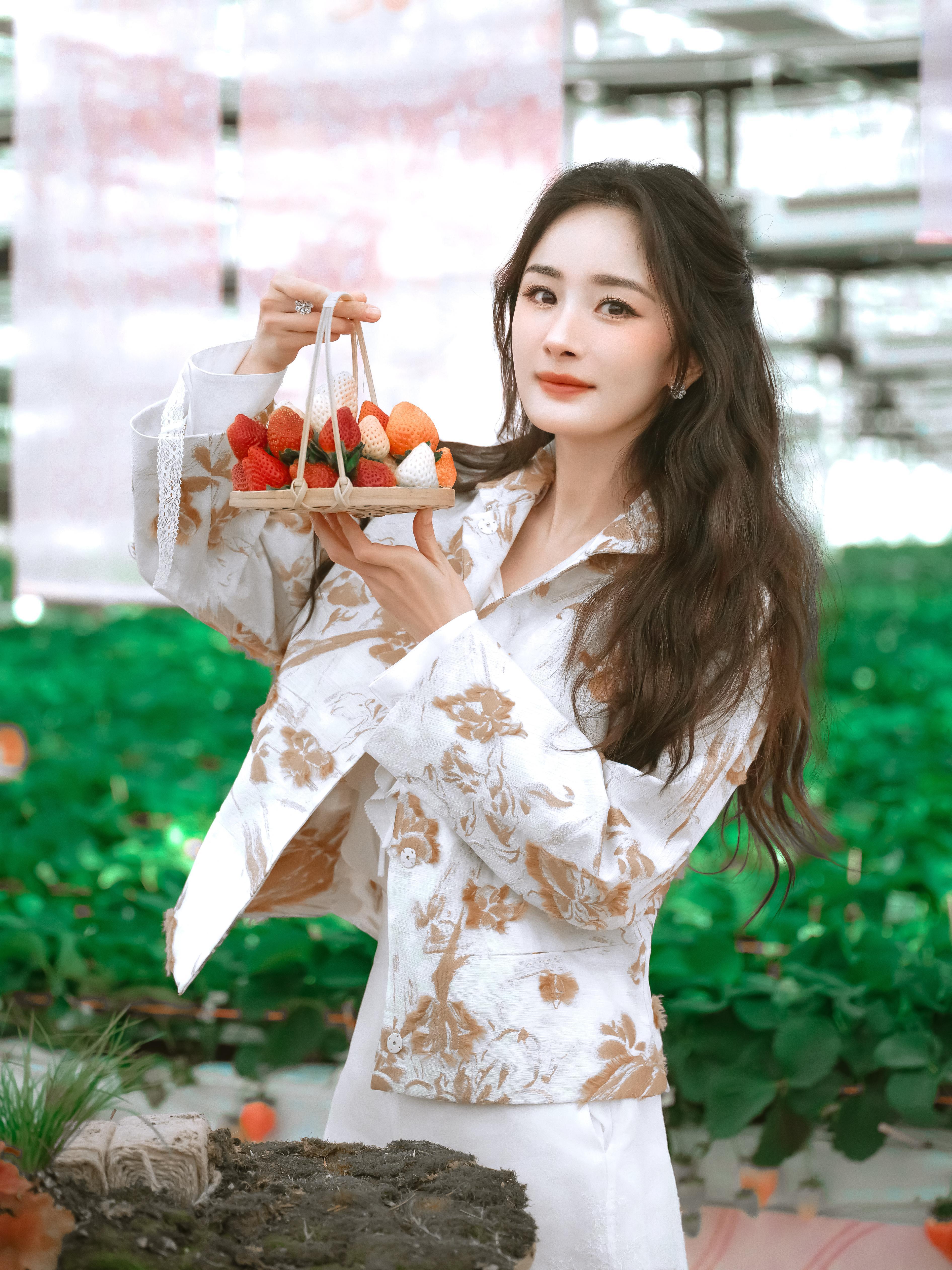 杨幂发烧咳嗽 这么多年，无论是带病拍戏还是录综艺受伤，杨幂本人从不卖惨望周知！这
