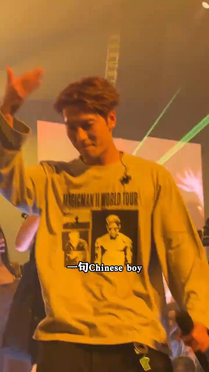 王嘉尔根正苗红的红。
娱扒戒。
谁懂这个王嘉尔，简直夯爆了。王嘉尔世巡演唱会多伦