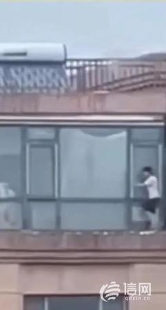 孩子站上废弃高楼边缘，未封窗的地方竟成了游乐场。多名儿童进入疑似废弃建筑，在没有
