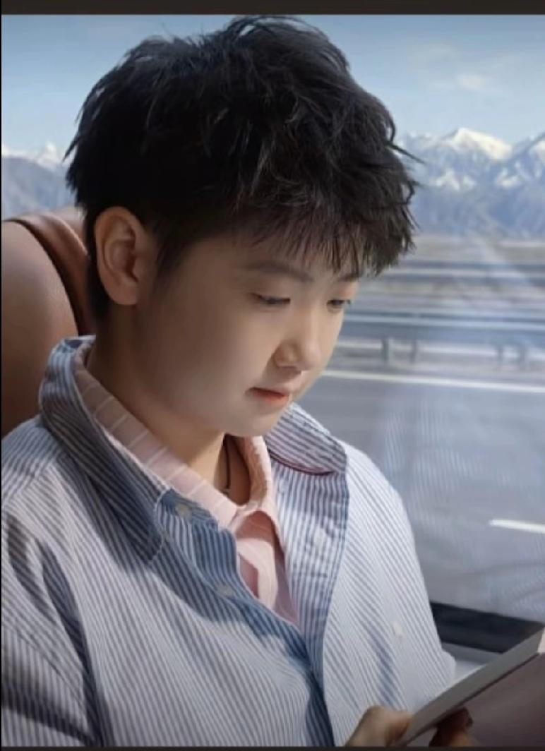 清澈  ，明媚， 坚韧 
莎莎根正苗红，一直在向上生长
非常渴望见到真实的莎莎