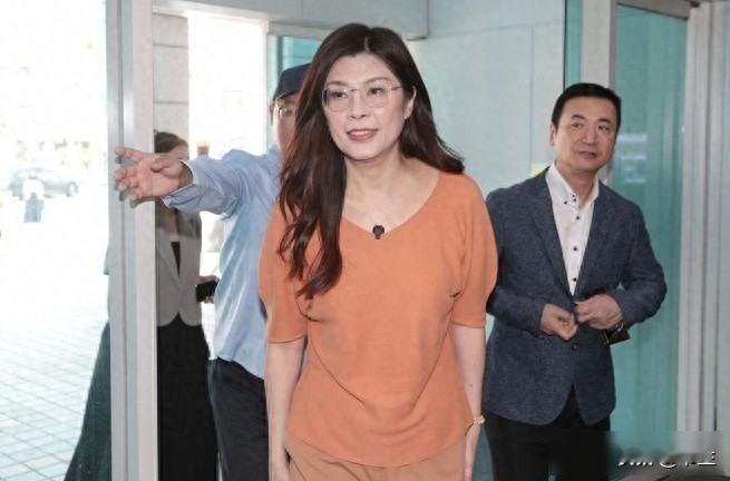 郑丽文接掌国民党，蓝营换血遇挑战，未来路在脚下

国民党今天正式更换了党主席，郑