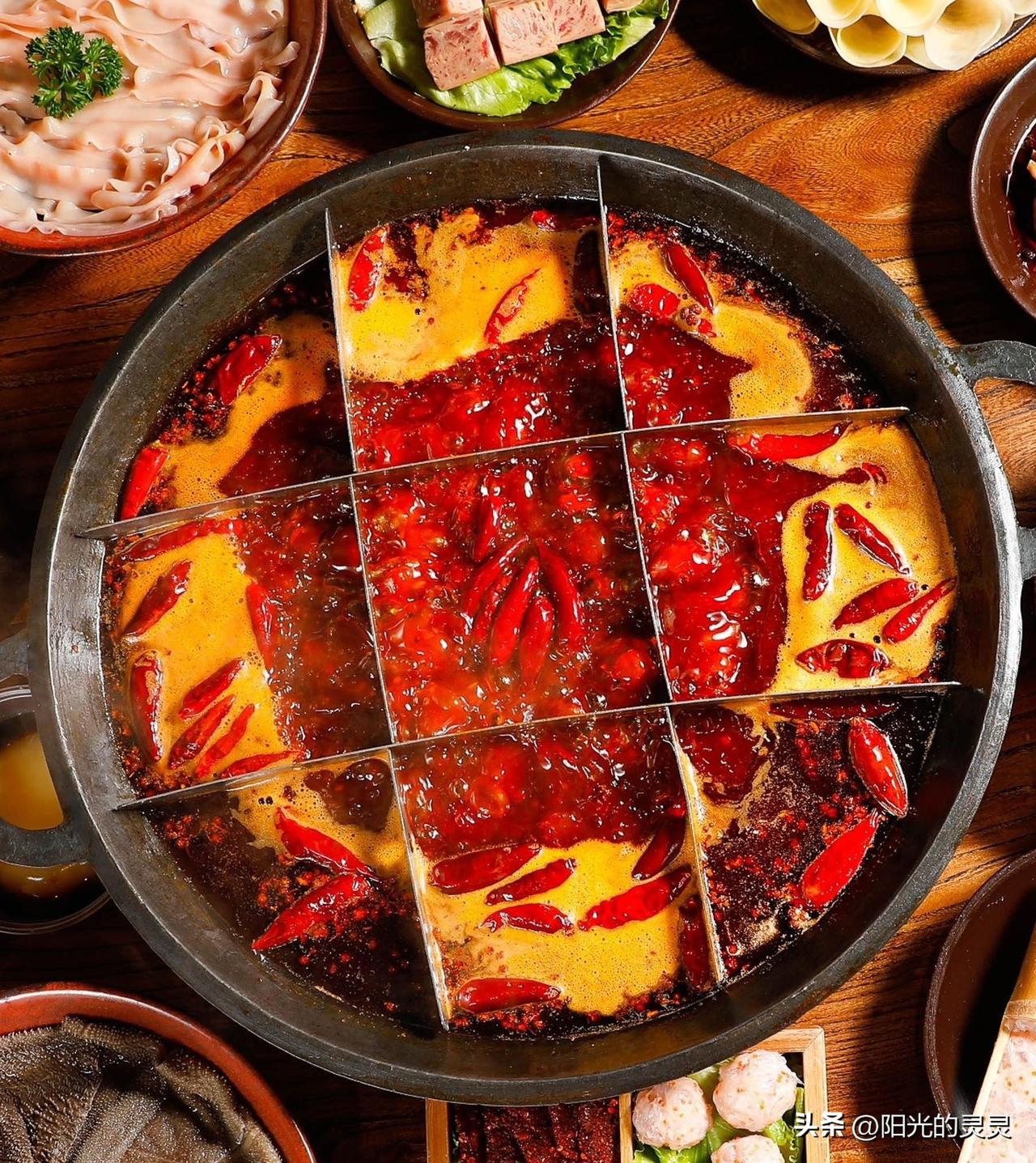 蘸料最重要
其次是锅底
锅底，即便是没有锅底，就算白水煮一下，蘸上蘸料吃也是蛮好