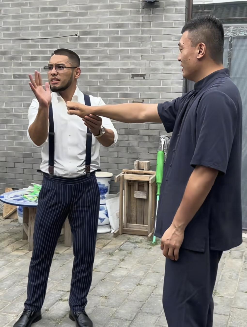 迷糊了，一般武艺不行，打不赢对手才另请高明了，阿曼塔耶夫赢了鸽武缘陈阔徒弟，反倒