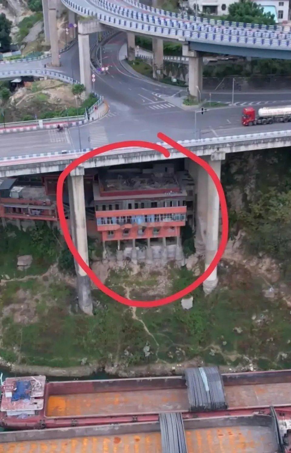 为什么要在高速路底下建设房子呀？感觉很容易漏水呢、而且有杂音。 ​​​