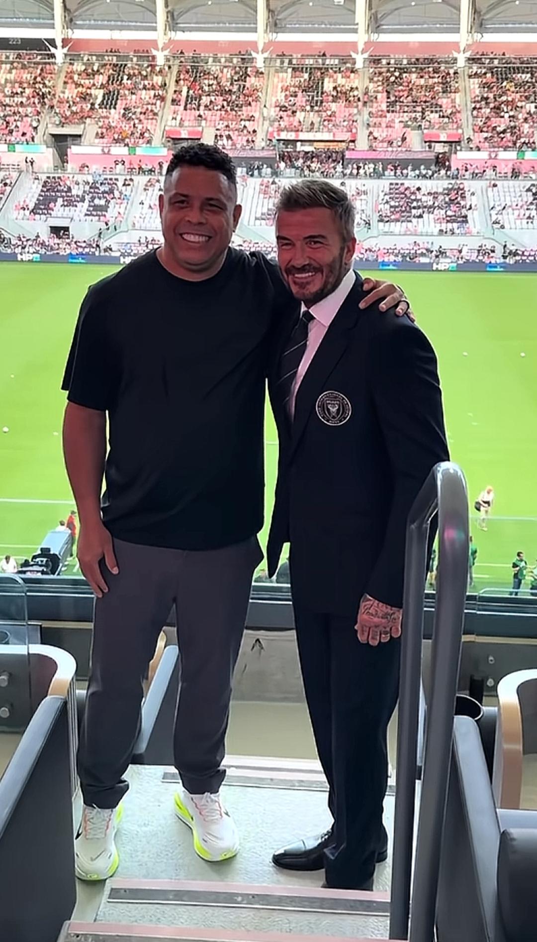 两位朋友在球场边开心合影。2026年世界杯，两位传奇人物的合影非常珍贵。大家还记
