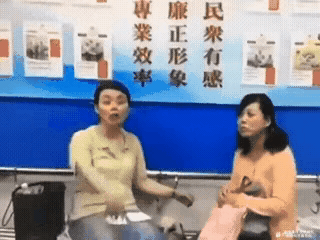情绪这么激动
嘴巴张那么大不会缺氧吗？[思考]