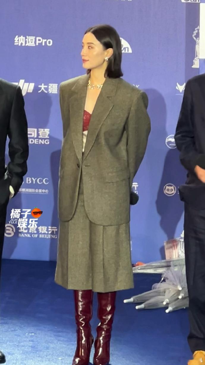 宋佳剪短发了能拒绝宋佳这短发造型，北影节亮相又酷又大气，完全让人想要反复观看 