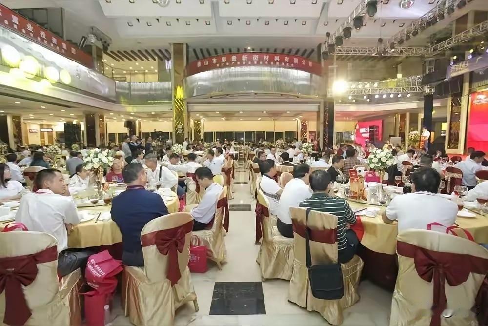 现在到处都是各种打着商会、培训、资源对接旗号的局，全是一群人凑在一起演戏。别管对