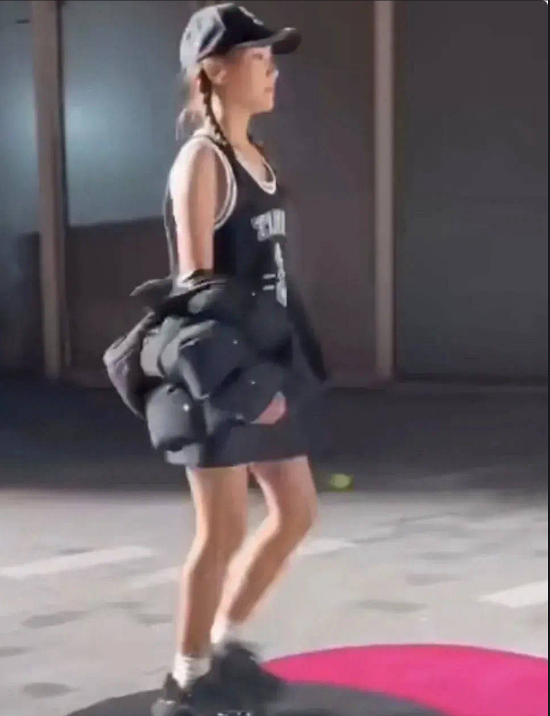 九月一到，时尚圈又逐渐热闹了起来，就连李小璐女儿甜馨也登上了T台走秀，现身乐华大