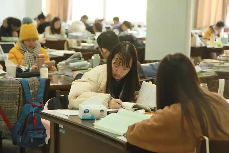过本科线别瞎填！这些专科竟比普通本科更稳
今年高考志愿填报，一场 “本升专” 的