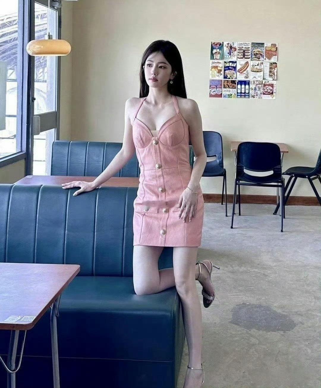 白鹿被扒没身材，
但现在就是流行这种身材，
首先是瘦然后是直角肩再是腿长腿细。