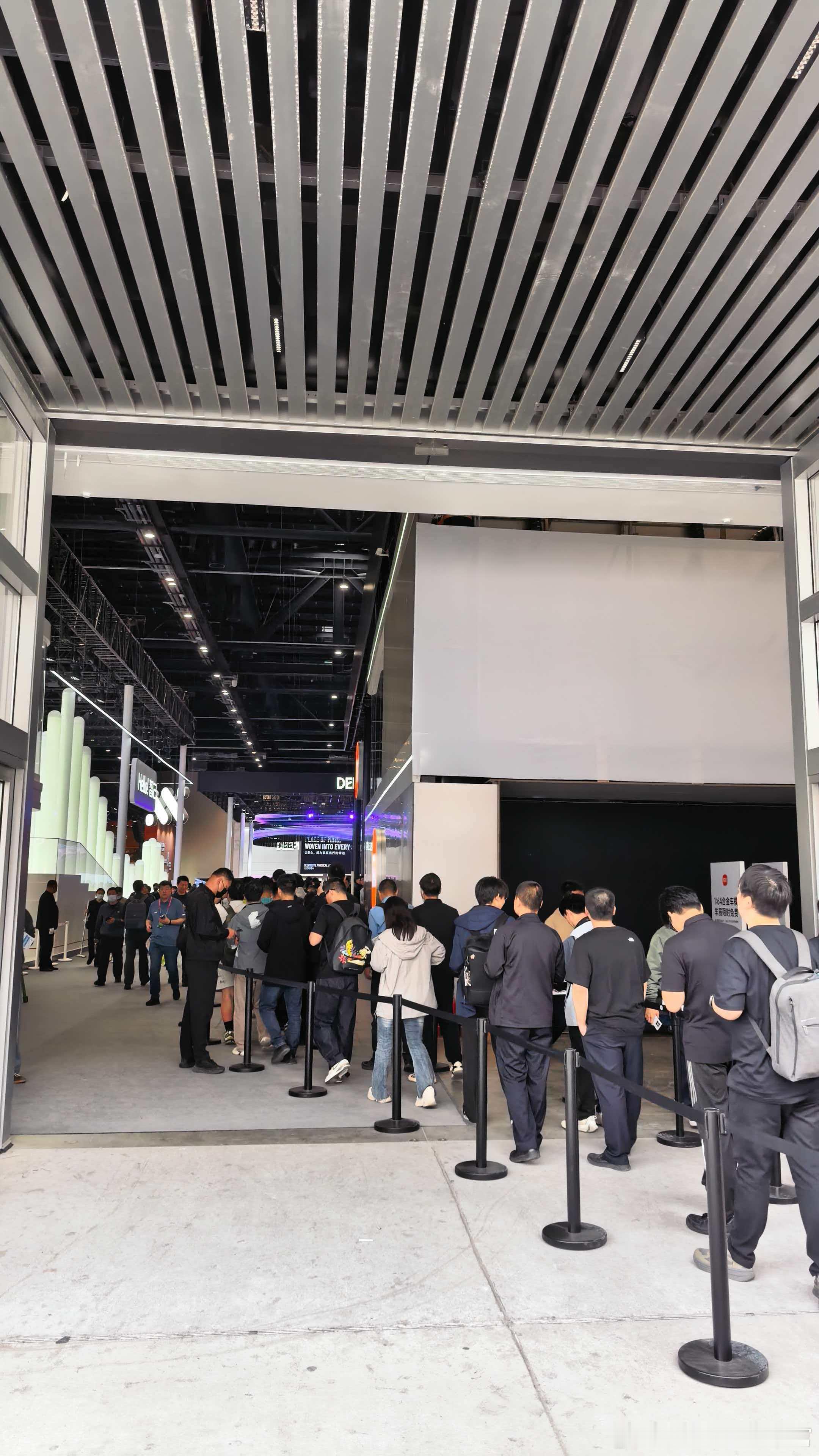 小米领车模的队伍都排到展馆外面去了，一代人有一代的鸡蛋2026北京车展