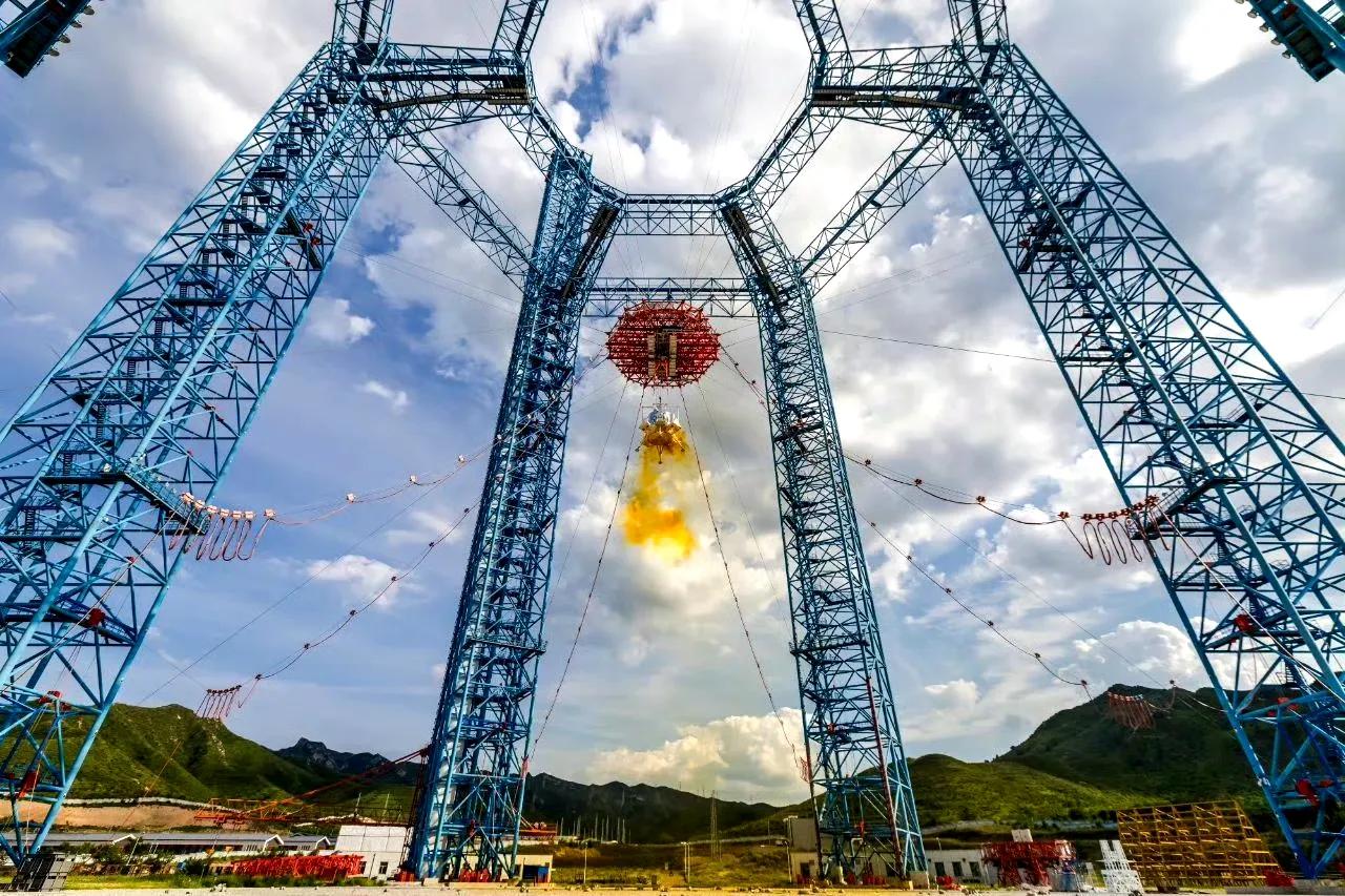 一环扣一环的成功不断累积，到2030年之前，中国人民必定能够顺利登上月球，达成人