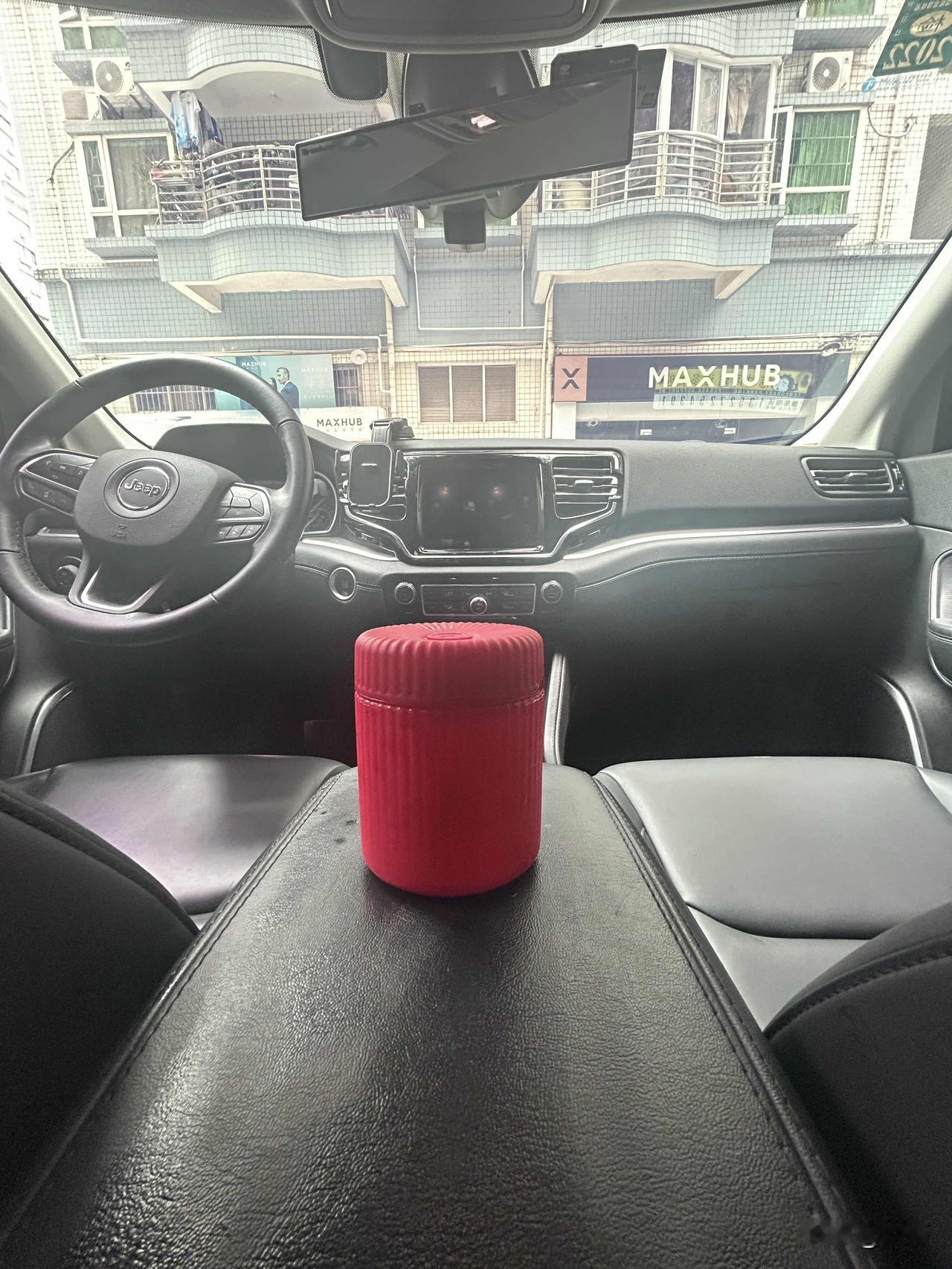 东莞两年，常惦念街边烟火里的干炒牛河。可目睹餐盘套塑料袋盛装，瞬间便失了食欲。