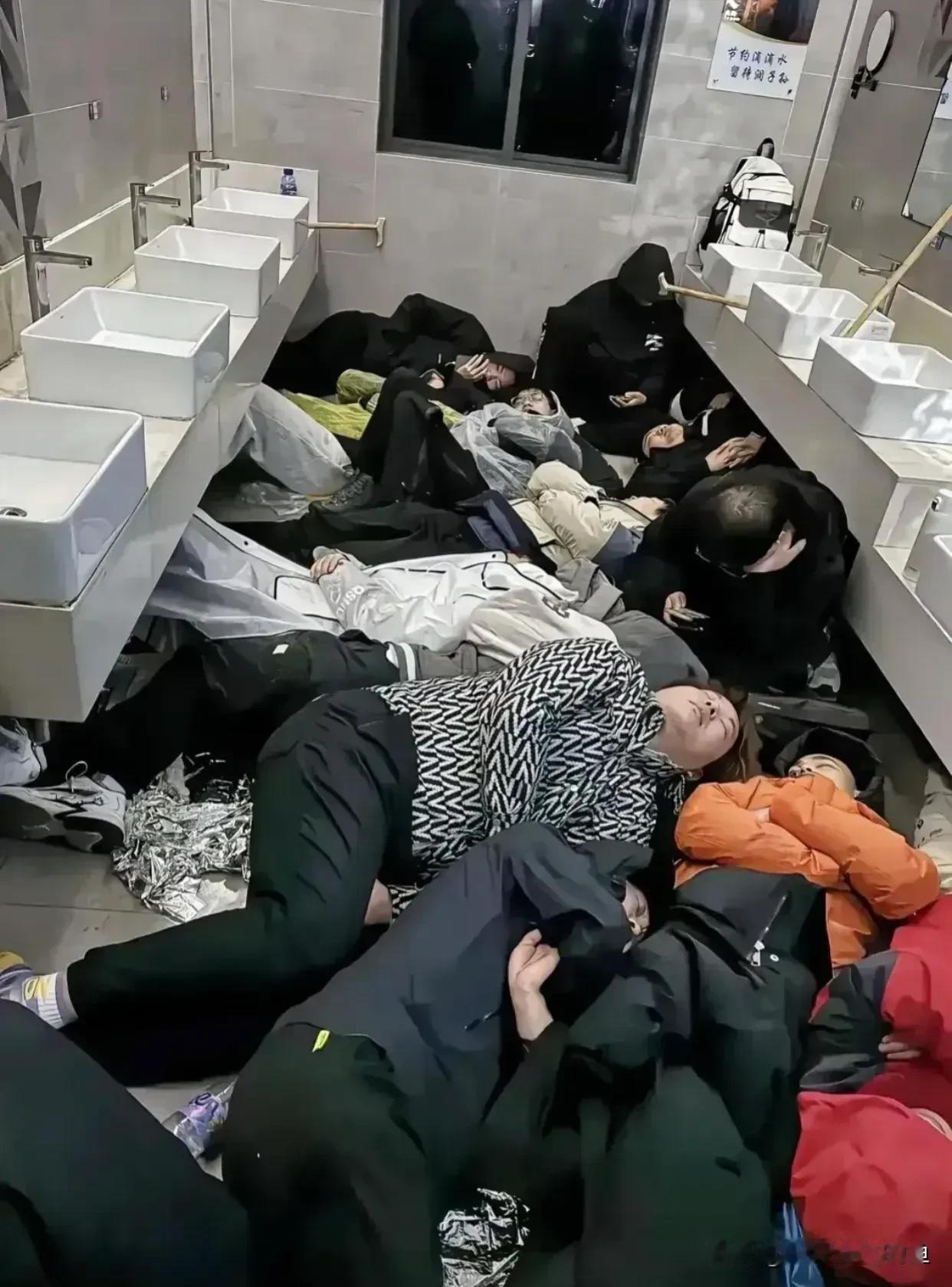 黄山，那是无数人心中向往的旅游胜地。然而，现实却让很多游客有着可怜的遭遇。
 
