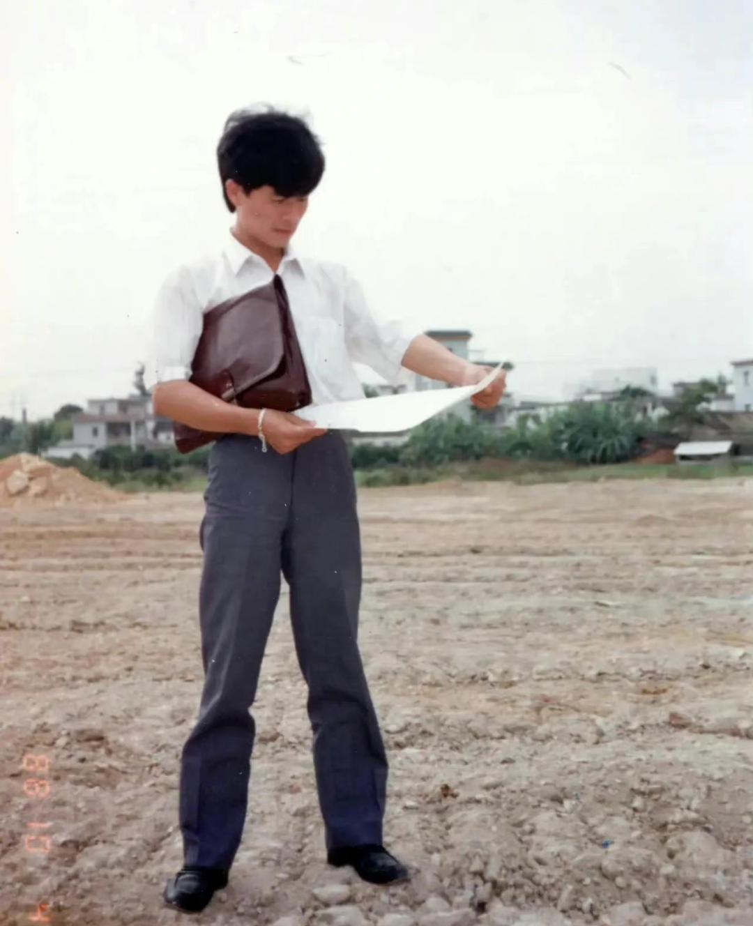 1988年10月，坐标深圳，一片开阔的土地上，一位年轻的老板踌躇满志。

他穿着
