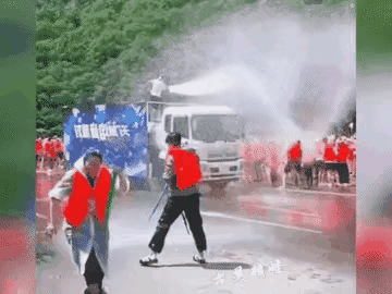 暴走团又一次大规模户外集结！

洒水车司机：高温天气，担心你们中暑，领导派我来给