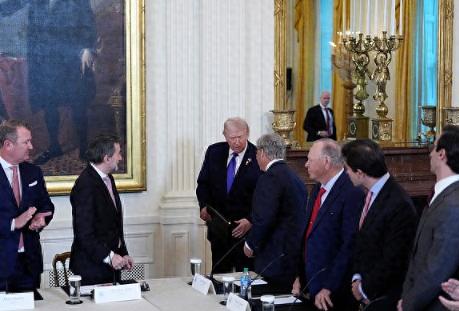 老特这是绑了个寂寞吗？绑了老马，口口声声要控制委国石油，结果石油大佬们纷纷退避三