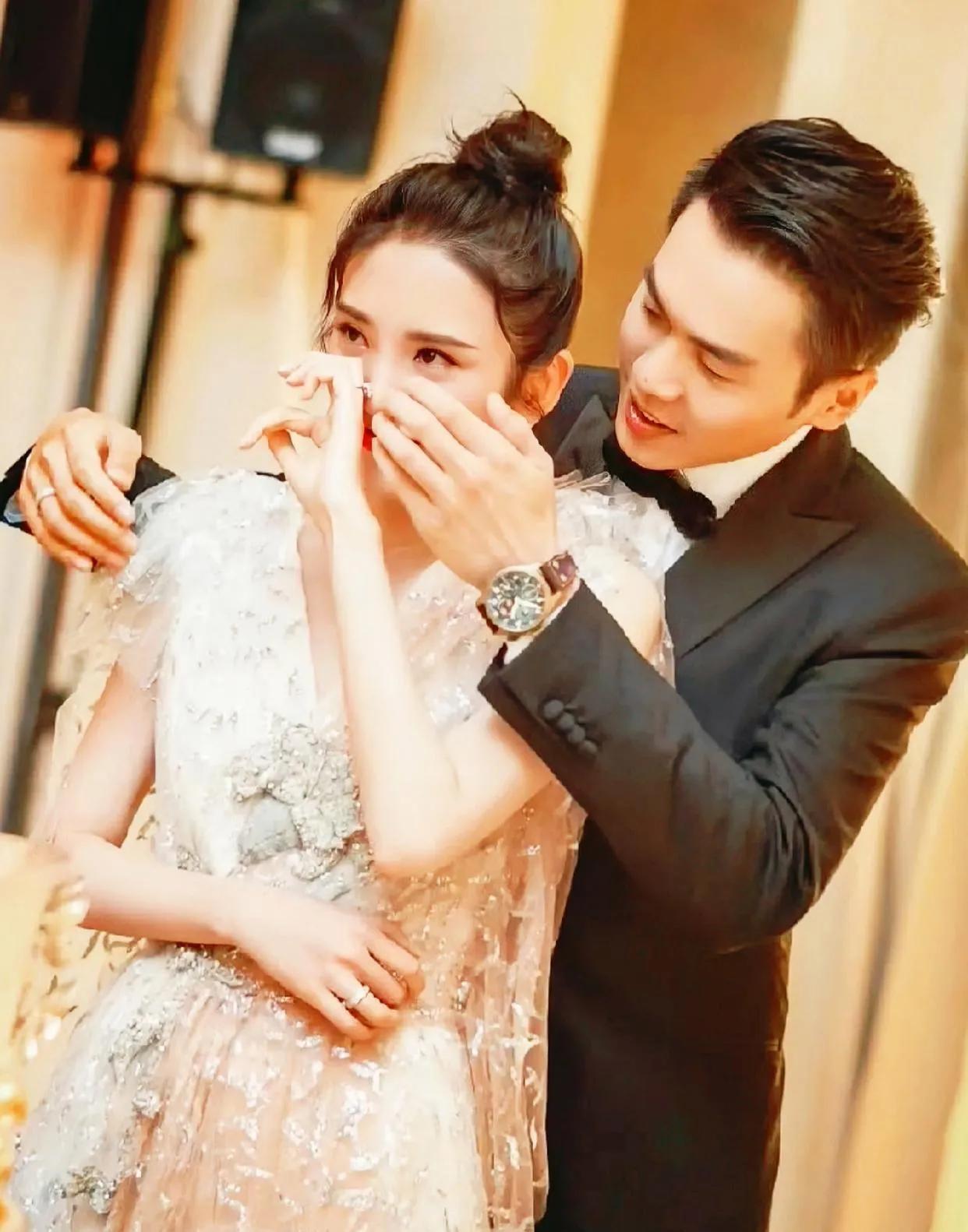 张若昀经历了什么大家应该都知道了，是唐艺昕治愈了他，温暖了他，他们爱情美好的模样