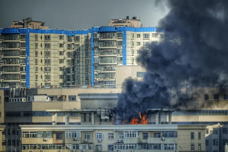 11月26日，香港大埔屋邨宏福苑发生的火灾导致了严重的人员伤亡和损失。此次火灾的