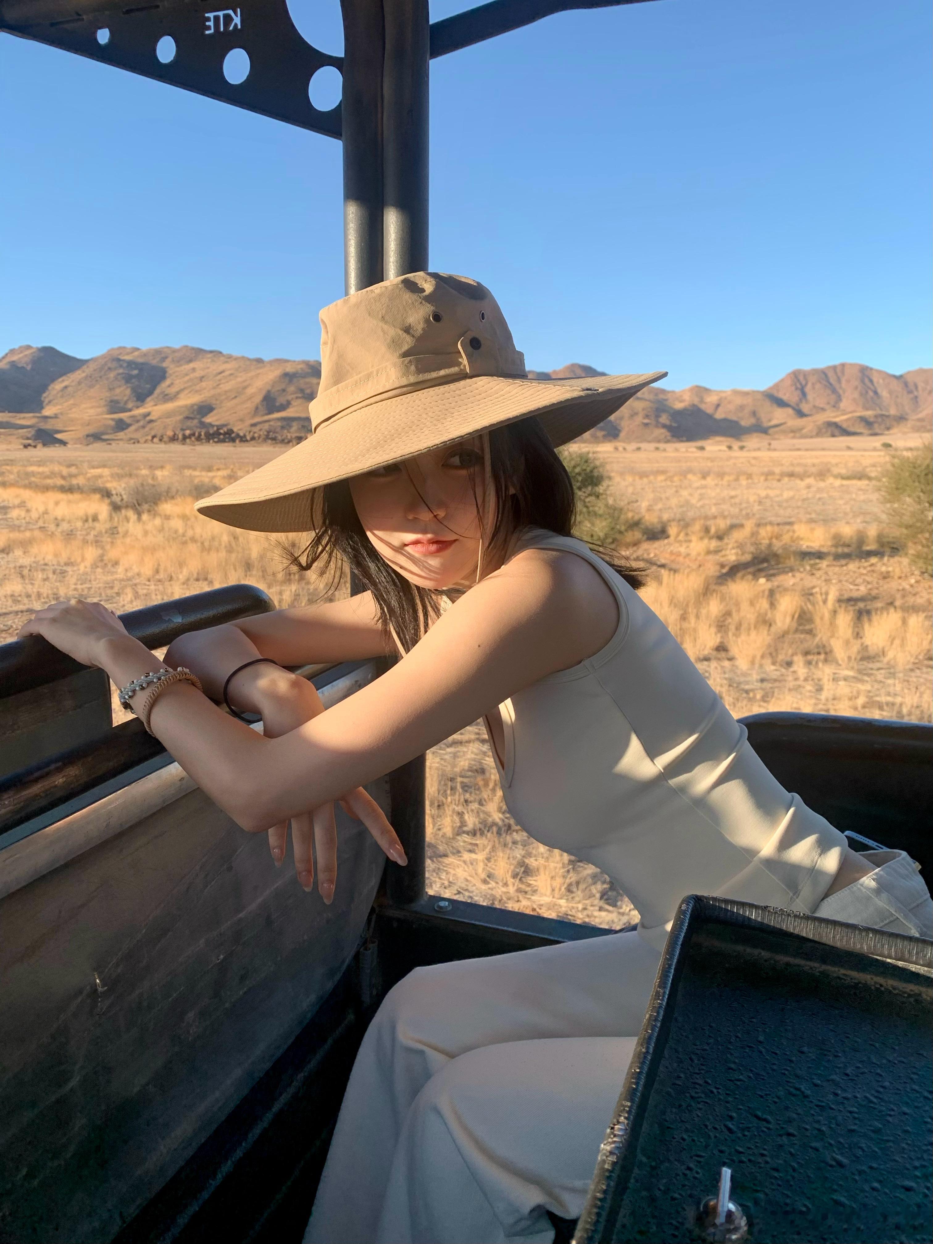 空气层两色U领背心 看到一次买一次！之前出背心大多是针织面料 这次选用的是莫代尔