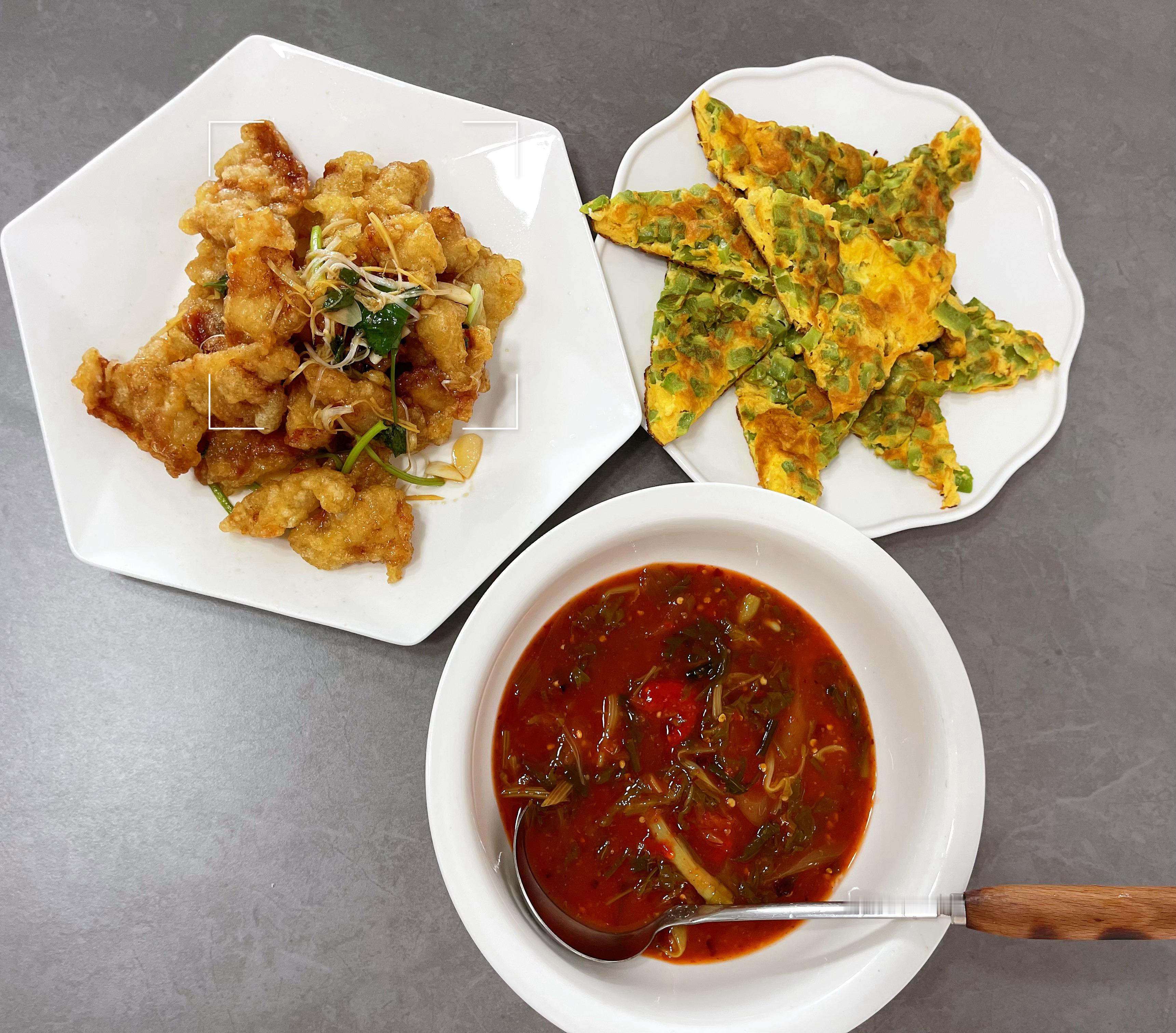 吃饭了今天吃的是：锅包肉，苦瓜煎鸡蛋➕酸汤苦瓜是哪天一块钱买的四个，最近不在家吃