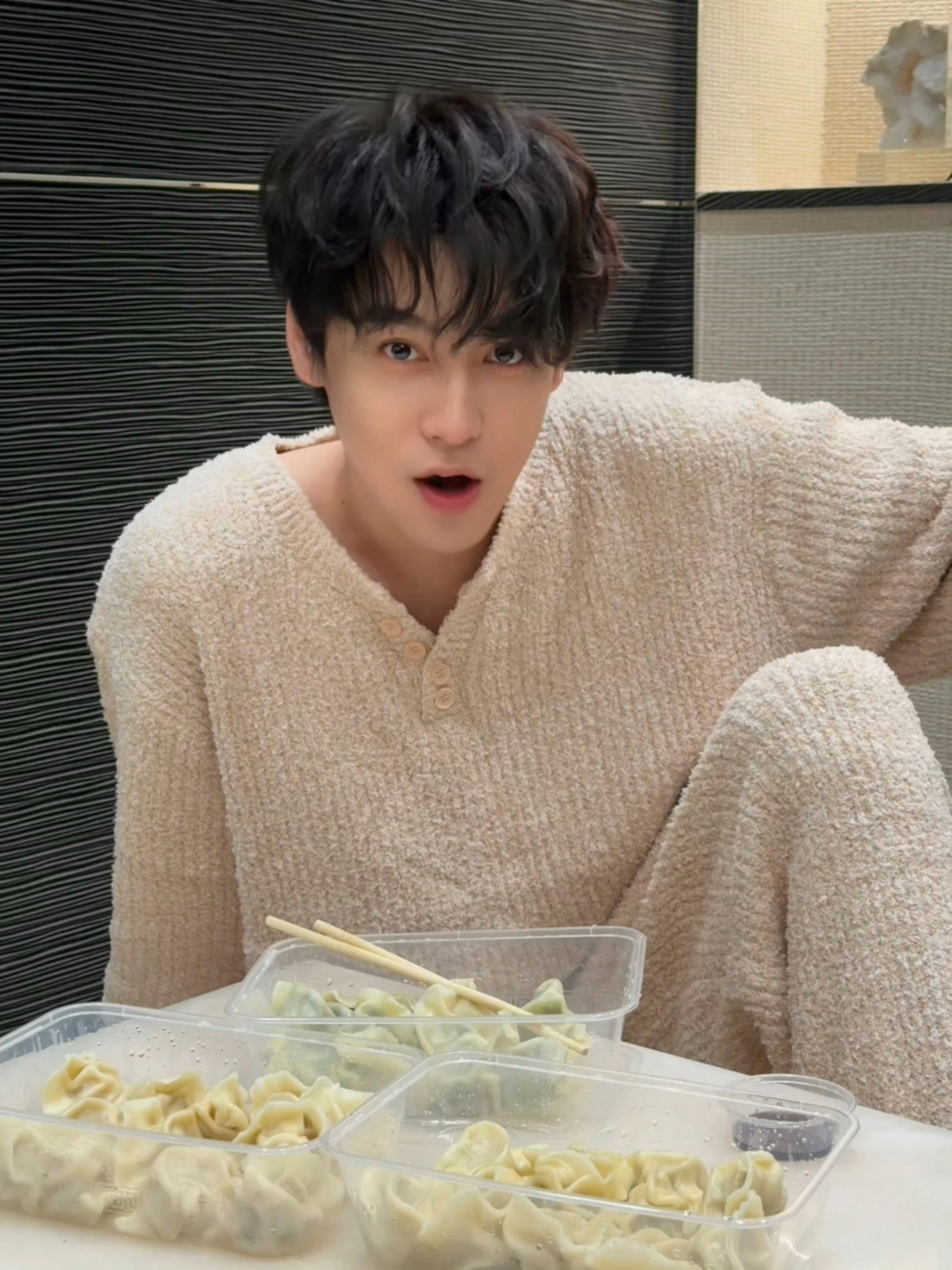 田栩宁live图背景音田栩宁live图背景音就是很正常的吃饺子吧，工作室也发表情