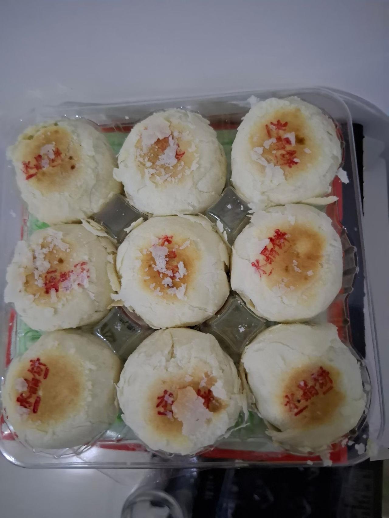 天南地北大拜年西安人的年味，藏在这盒水晶饼里。金面银帮，起皮掉酥，这口百年非遗，