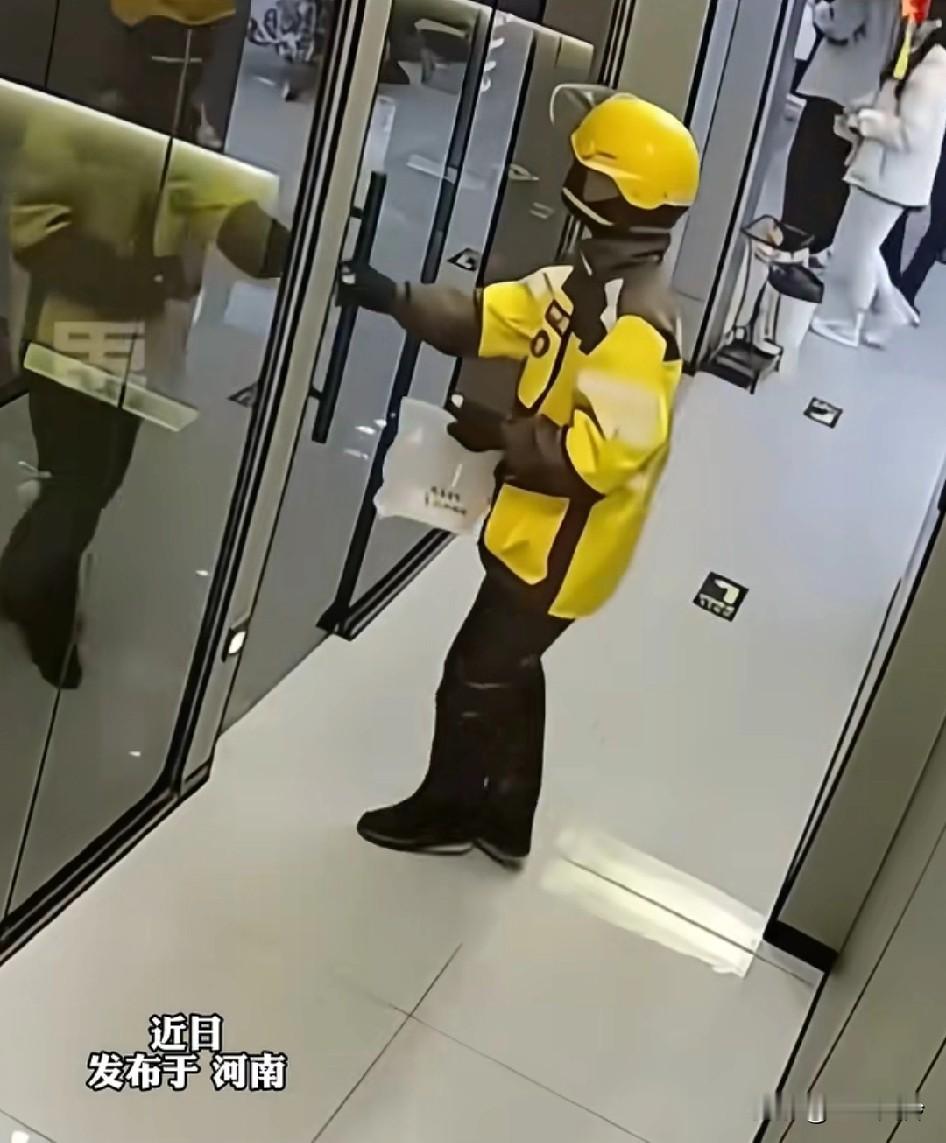 外卖送餐拉门瞬间，门破碎一地，左右拉，这个把手就不对，这个主要是质量问题，一拉错