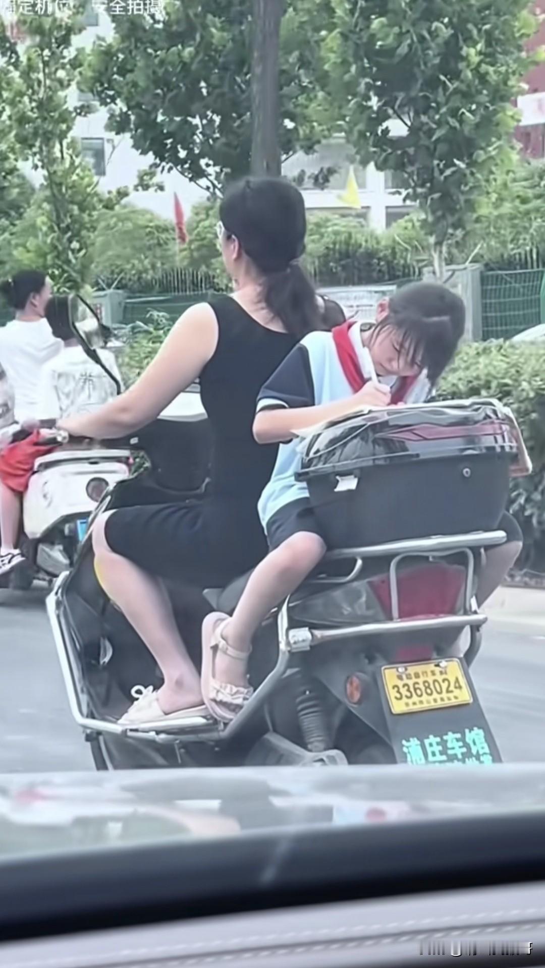 这张照片突然就莫名其妙的火了