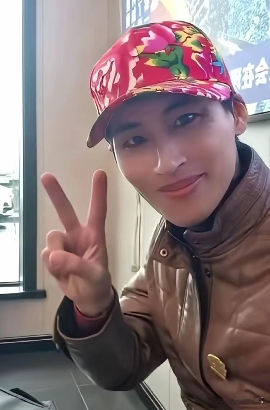 张云鹏头戴花帽比耶，真的融入东北他家了，而且加拿大那边也传过来消息了，寄养家庭非