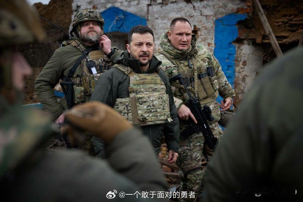 乌克兰总统泽连斯基声称其来到了乌克兰军队第65独立机械化旅所在地--罗博季涅
在