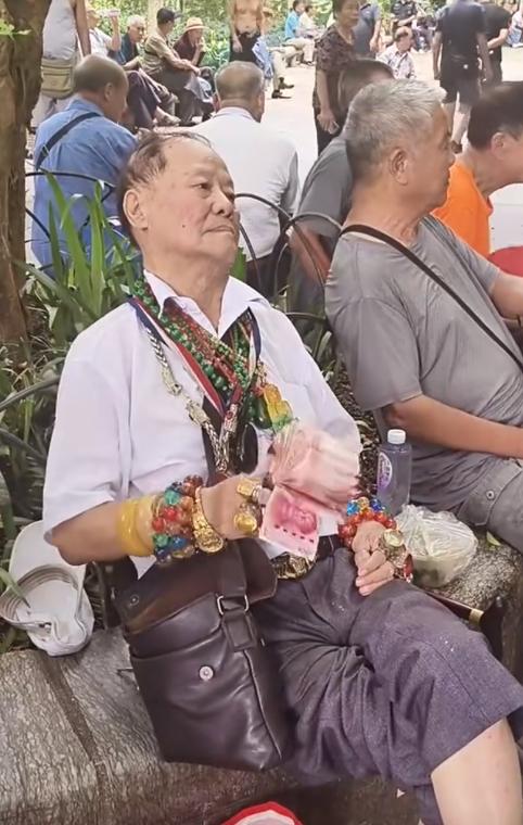 公园新晋男神正式登场，这身行头直接碾压全场大爷。 满身珠串、黄金首饰琳琅满目，手