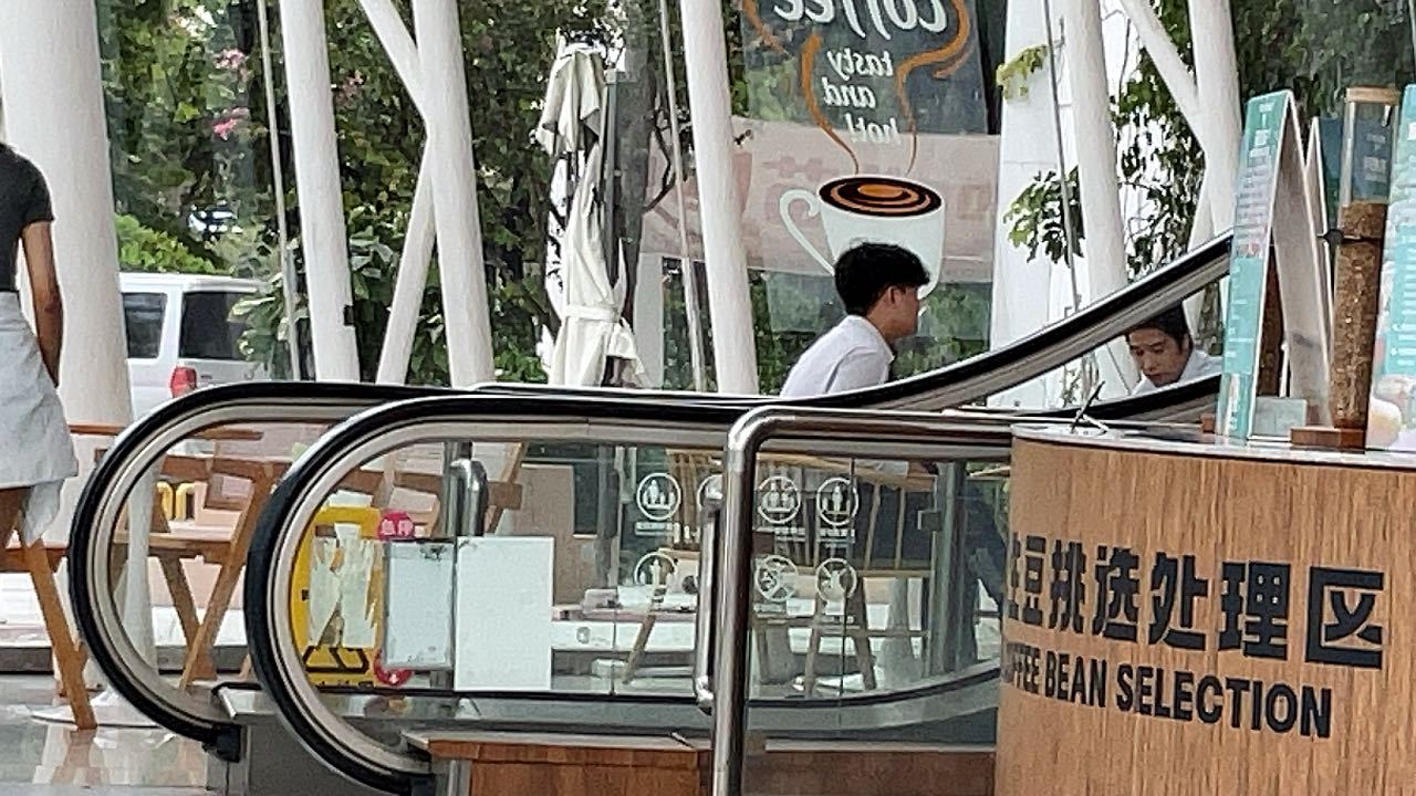 我不反对人抽烟，我身边也有很多抽烟的朋友但是抽烟的人没有素质就真的很让人讨厌，怎