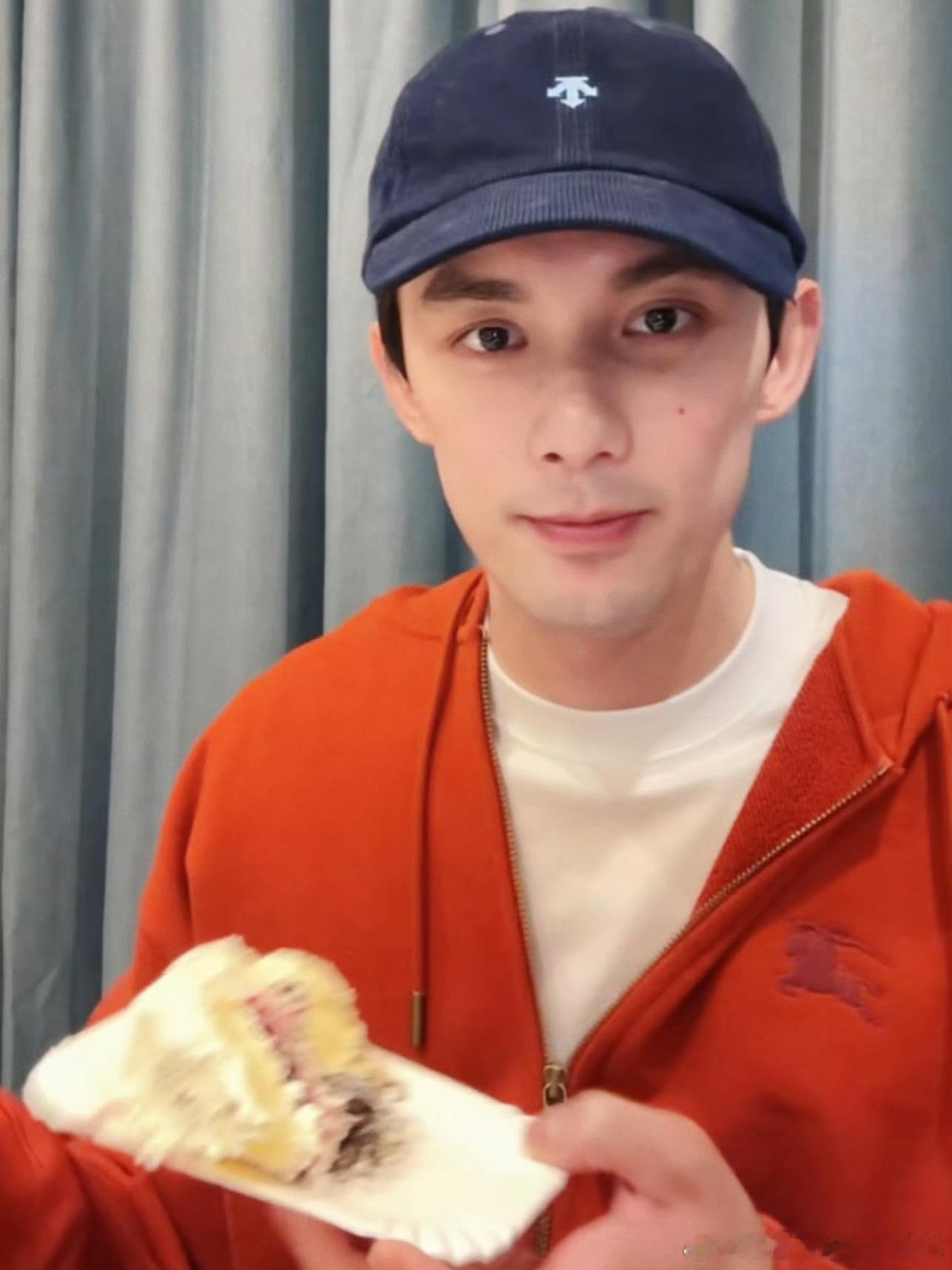 吴磊收工卸妆直播 这个吴磊真的是一点偶像包袱都没有！说卸妆就大大方方当着镜头给粉