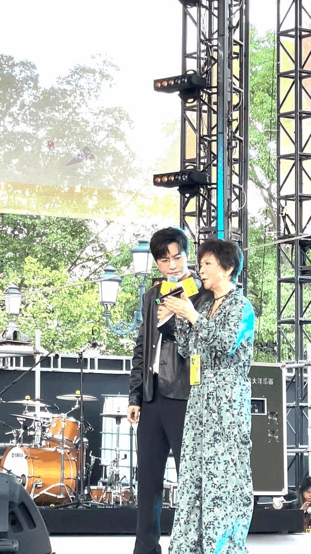 #蔡明 我永远是你们的菜# 就这么说吧蔡明老师堪称喜剧界的传奇，从春晚到喜剧节蔡
