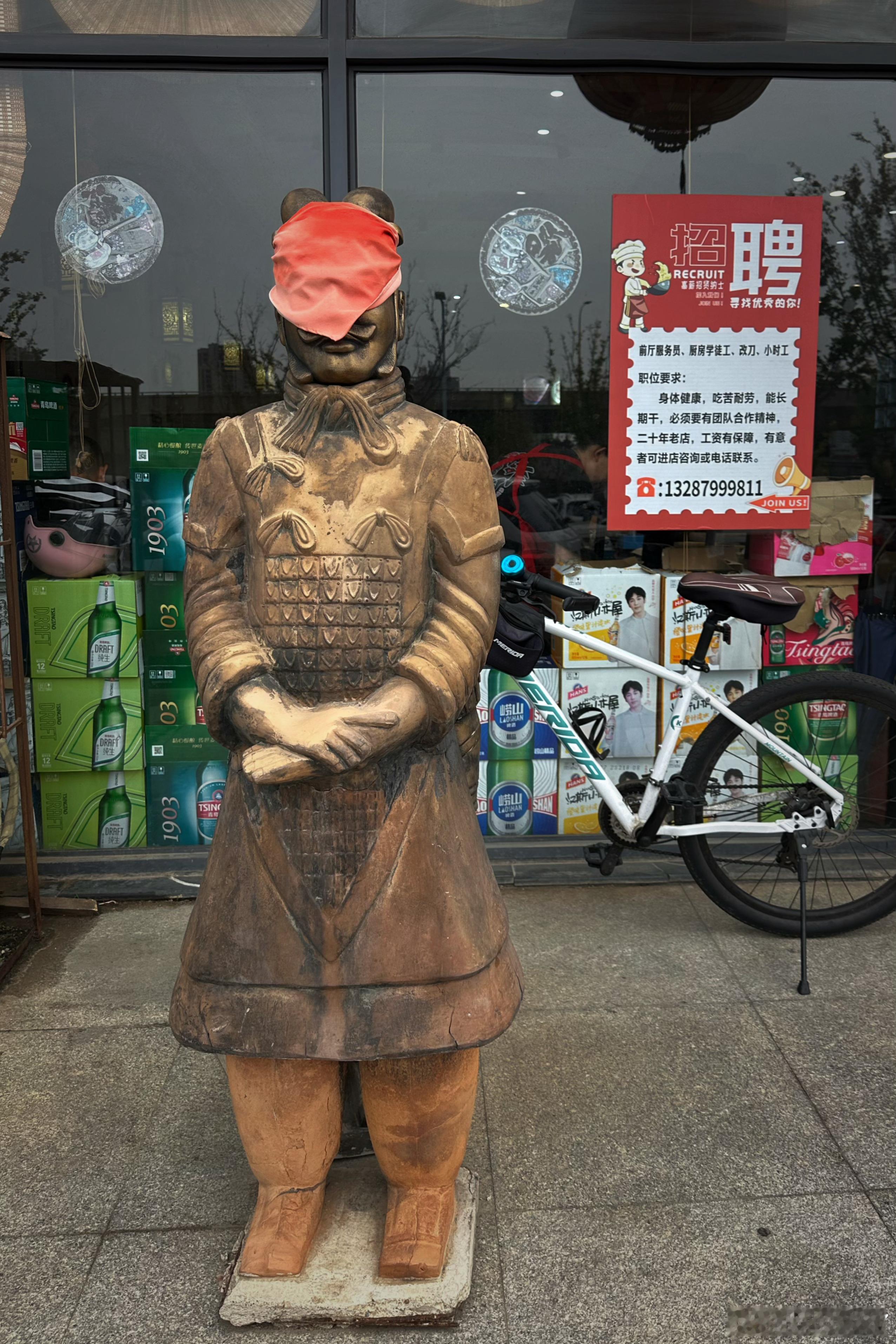 街头手机能够拍照真的具有划时代的意义，这让绝大多数人都能够随时记录身边的一切。随