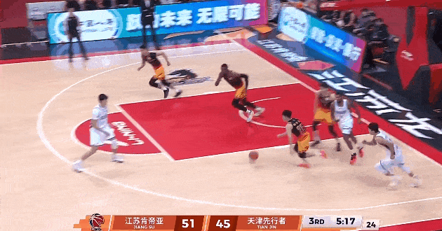 庞峥麟过三人什么水平，控运能力很出色



庞峥麟能力很出色，这才是第一年打CB