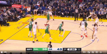 真不容易！库里终于命中首球！
在今天NBA圣诞大战勇士对阵独行侠的第二节比赛中，