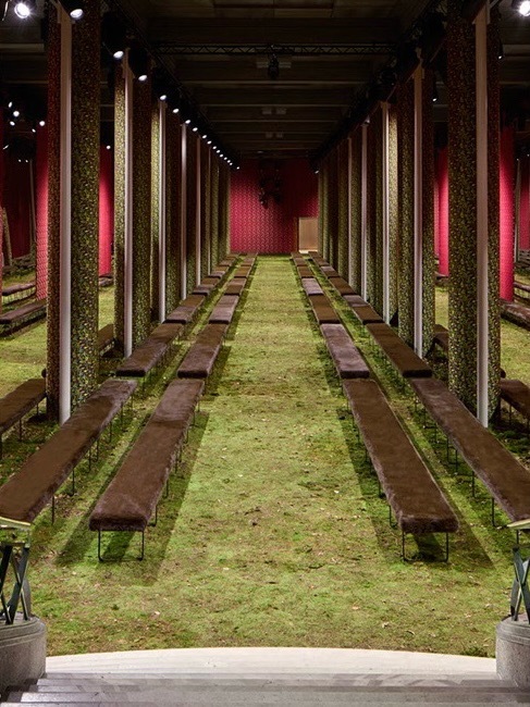 大秀直击 本季秋冬秀场最动人的，不只是衣服，而是秀场空间本身。设计师们把品牌精神