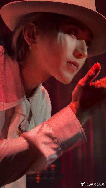 老外被蔡徐坤演唱会狠狠圈粉了蔡徐坤演唱会中场休息不到30秒 朋友拉着我和外国友人