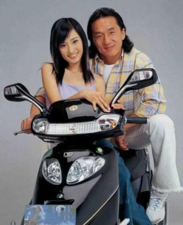 2003年，49岁的成龙和17岁的杨幂拍了一个广告，结账时，成龙拿到了50万，杨