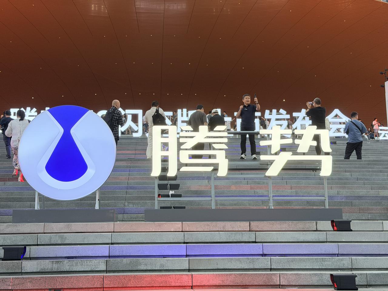 过去很多品牌出海，往往容易停留在“砸钱买曝光”的阶段，而比亚迪腾势这次，显然已经